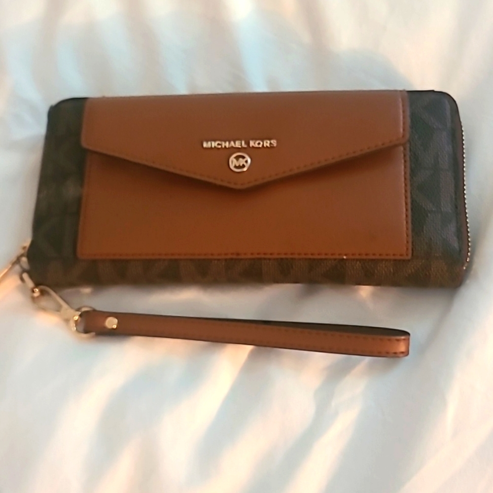 Michaels kors wristlet wallet